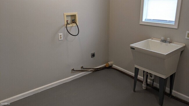 Foto del edificio - 4 br, 1.5 bath Duplex - 610B Pleasant St