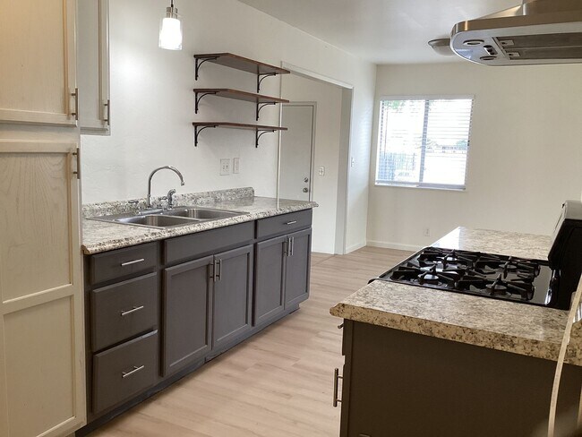 Foto del edificio - Single Story Updated Pet Friendly Home