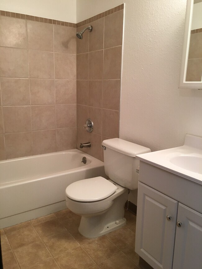 Reglazed bathtub - 3402 North Star St
