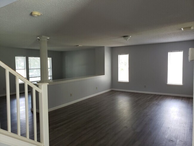 Foto del edificio - Huge 4 bed 2.5 bath house newly renovated