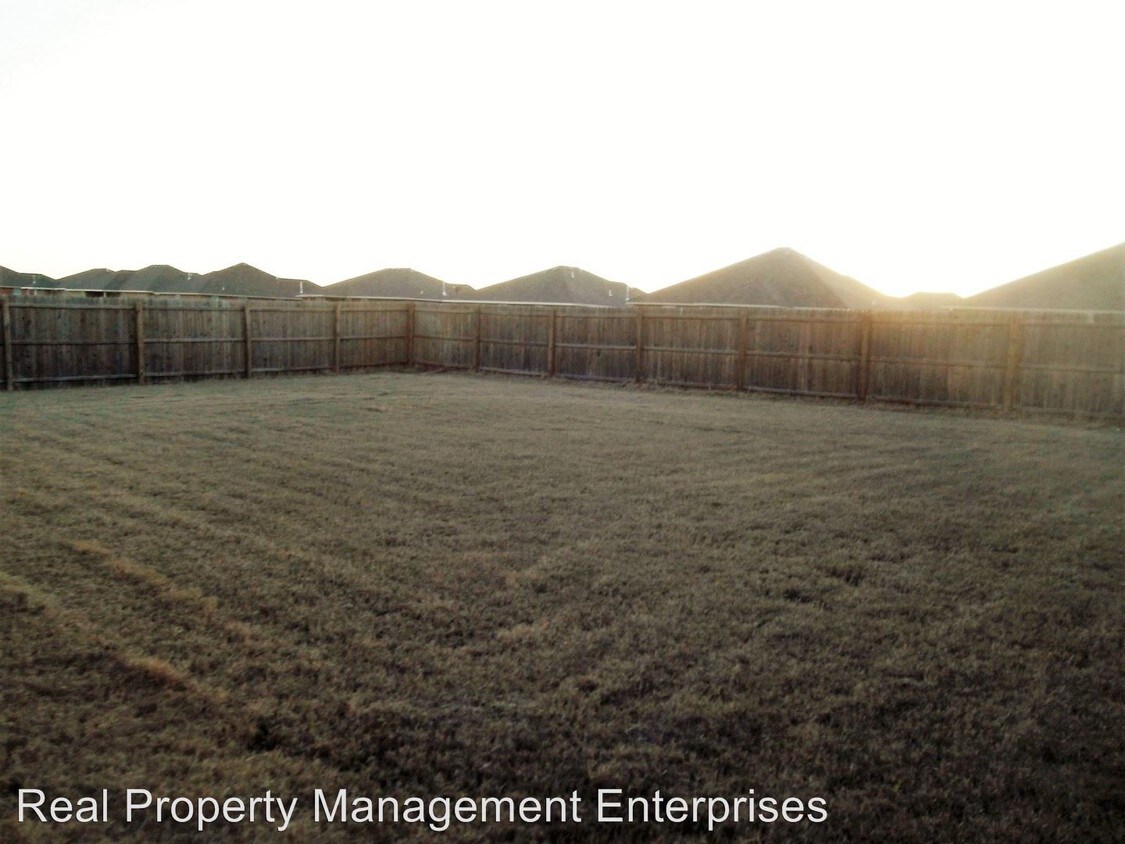 Building Photo - 8005 Sunny Pointe Ln