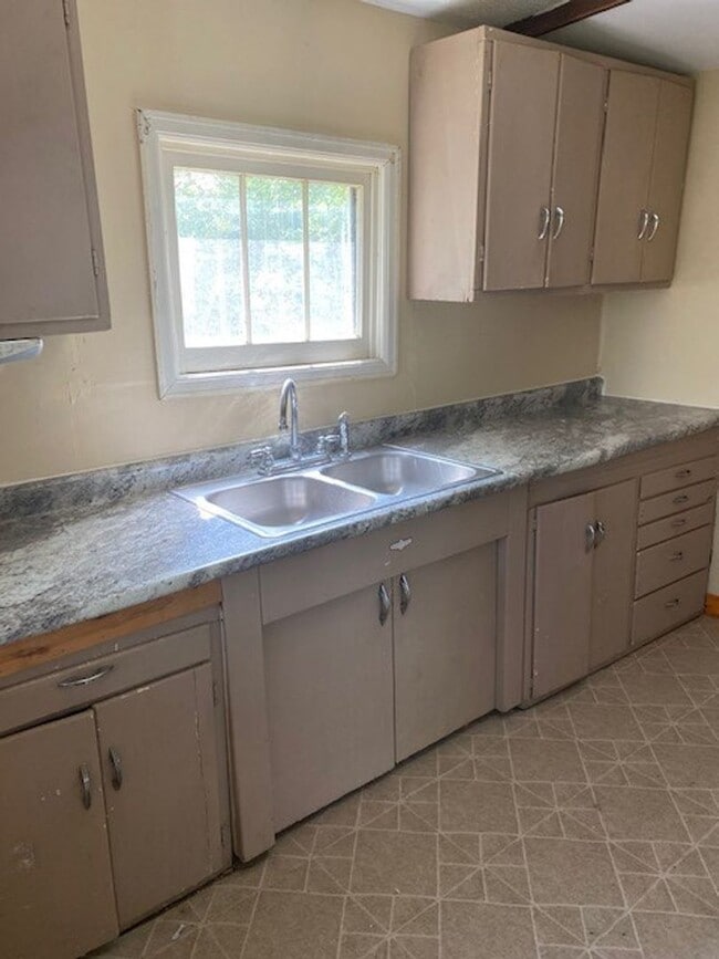 Building Photo - 3 Bedroom 1 Bathroom Single Family Home in...