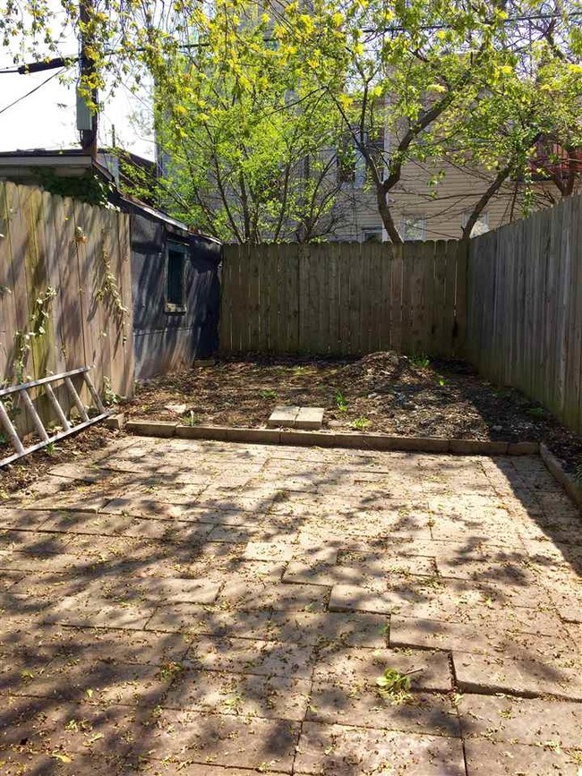 Building Photo - 21 Zabriskie St