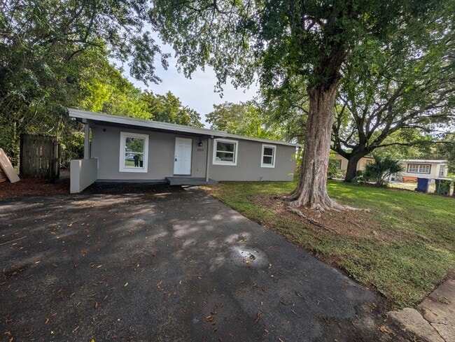 Building Photo - Bright & Updated Rental Near Downtown Fort Lauderdale