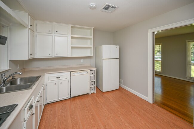 Building Photo - 1602 Sheridan Dr