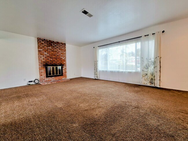 Building Photo - Newly Refurbished Large 3bd House With Den...