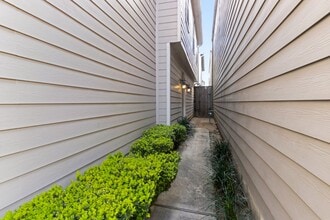 Building Photo - 2917 Clinton Dr