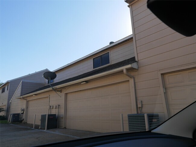 Foto del edificio - 13840 Hollowgreen Dr