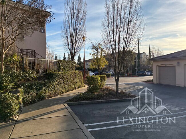 Building Photo - Beautifully Upgraded, 2BD/2BA, Condo Home in The Phoenician, Roseville!