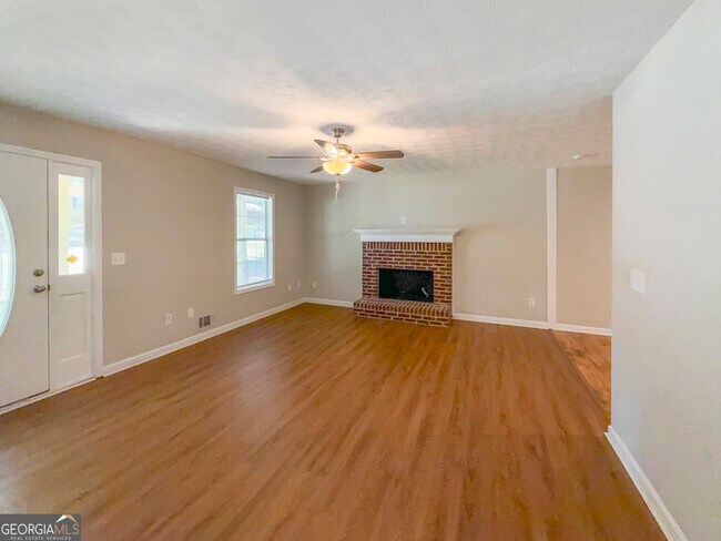 Building Photo - 2025 Old Concord Dr SE