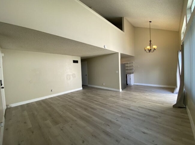 Building Photo - 3 Bed 2 Bath condo with a large master loft style bedroom