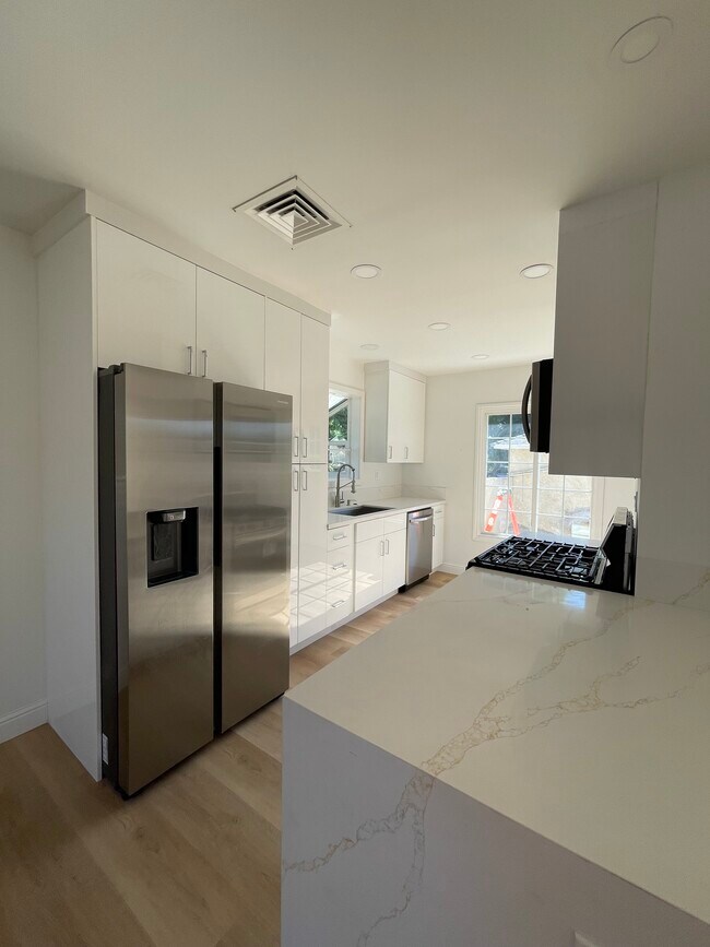 Foto del edificio - 7721 Chimineas Ave