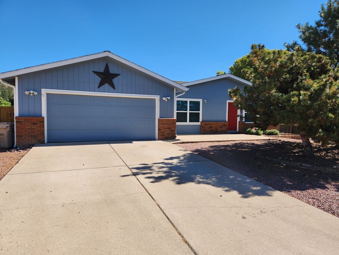 Foto principal - Stunning 3 bed / 2 bath Solar Home in Desi...