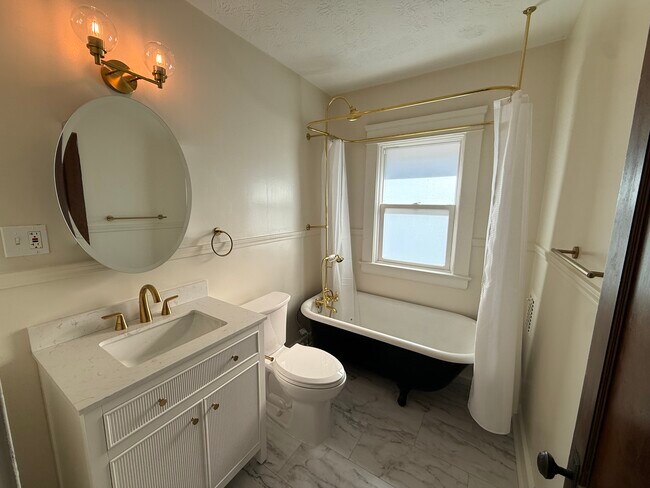 Foto del edificio - 1317 W 106th St