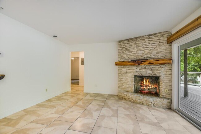 Building Photo - 2903 Edgewater Dr