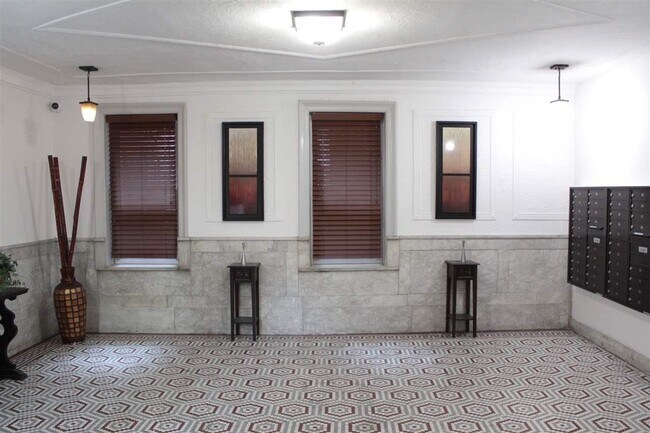 Foto del edificio - 6045 Boulevard E