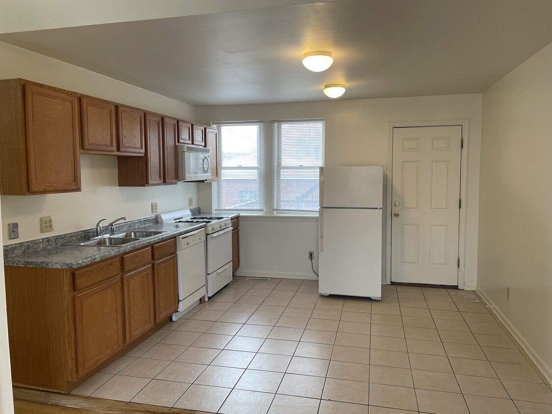 Kitchen - 1603 Davis Ave