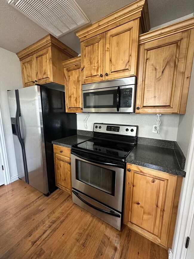 Building Photo - LEASE TAKEOVER-3 bed 1.5 bath townhouse in...