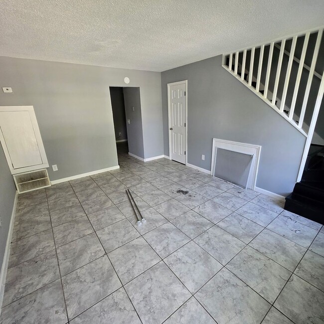 Building Photo - Available NOW— 2 bd/1.5ba townhome near Do...