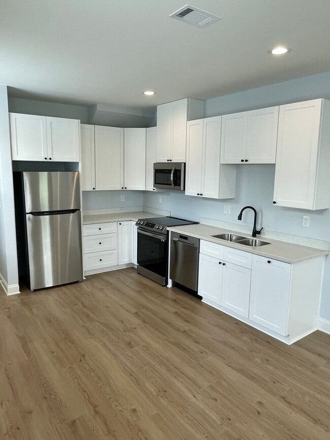 Photo - New 3BD/3.5BA w/ Gated Parking, great location Close to Downtown. Townhome