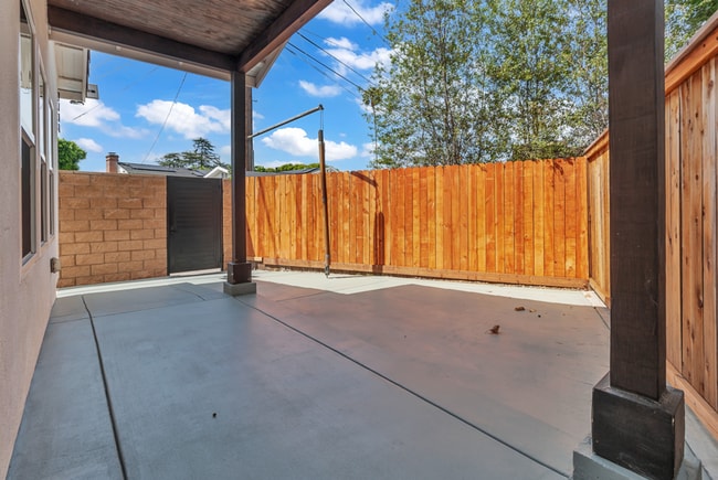 Building Photo - 200 N Harrington Dr