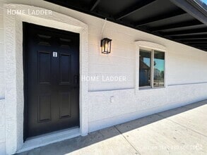 Building Photo - 1124 E Polk St
