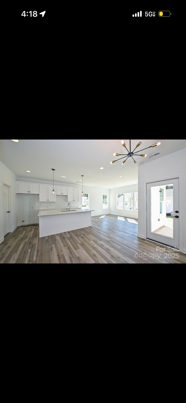 Foto del edificio - 2735 Primrose Ave