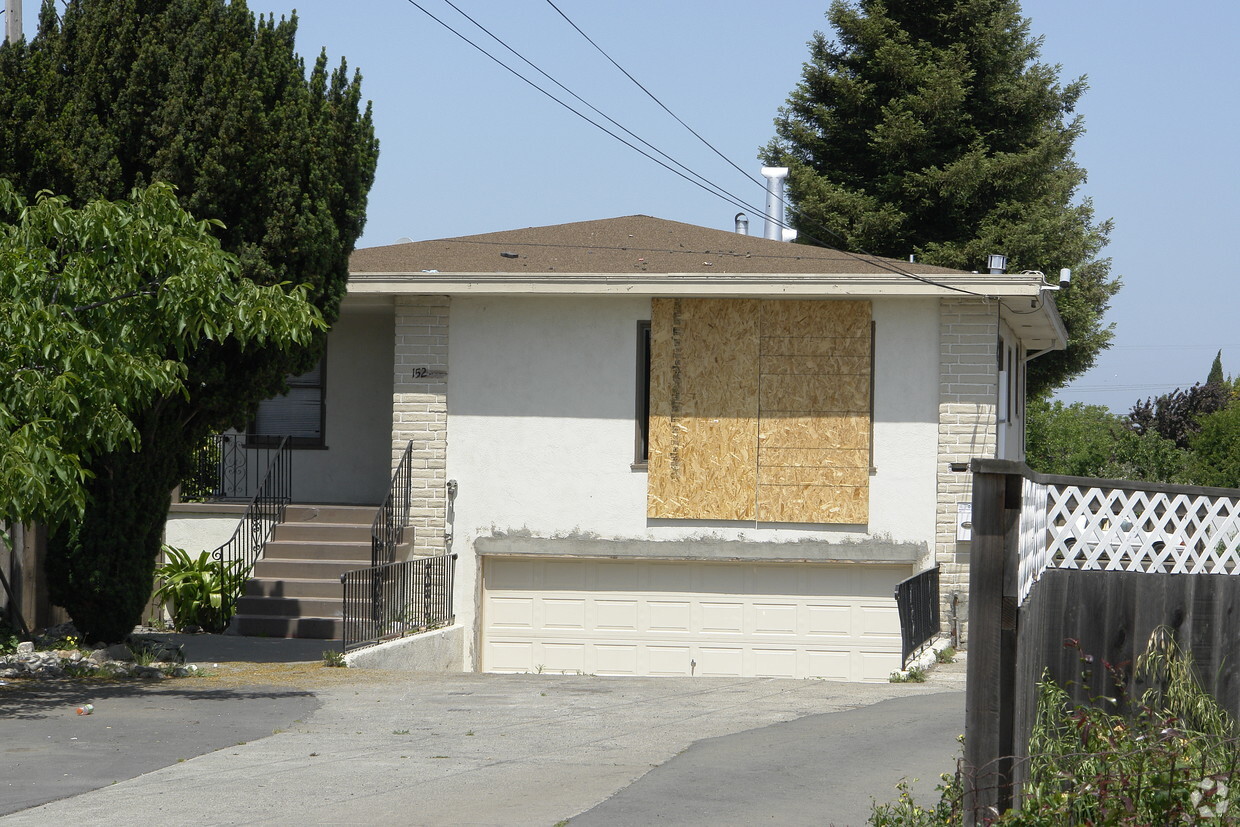 Building Photo - 152-158 Smalley Ave