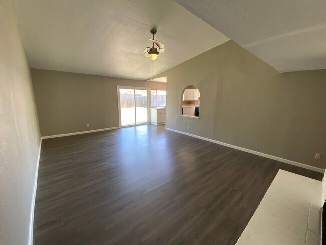Foto del edificio - Open floor plan home with large backyard f...