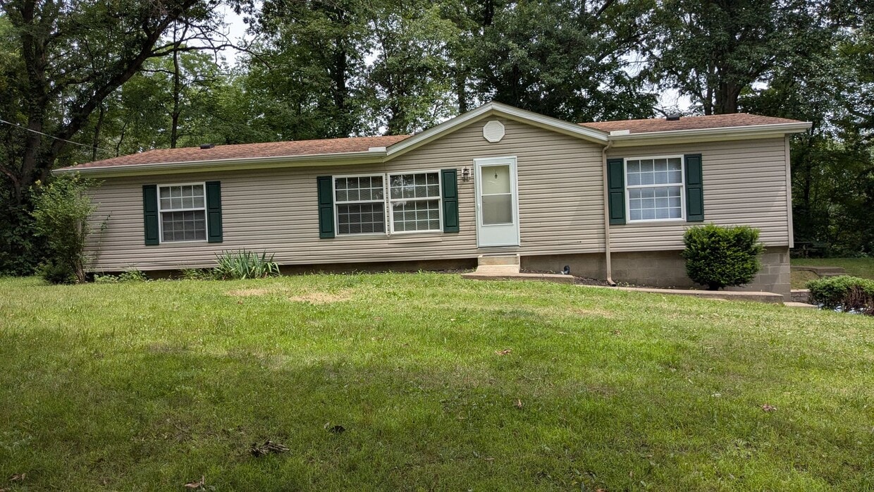 Primary Photo - Newly renovated gem located at Earl Lake i...