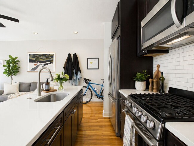 Foto del edificio - AUGUST 1 - Beautiful bright 1 bedroom in the heart of Rittenhouse! FREE WATER, GAS AND PETS!