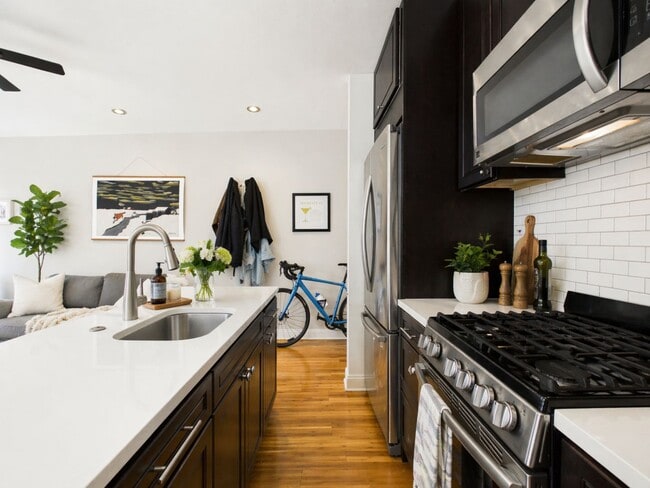 Building Photo - AUGUST 1 - Beautiful bright 1 bedroom in the heart of Rittenhouse! FREE WATER, GAS AND PETS!