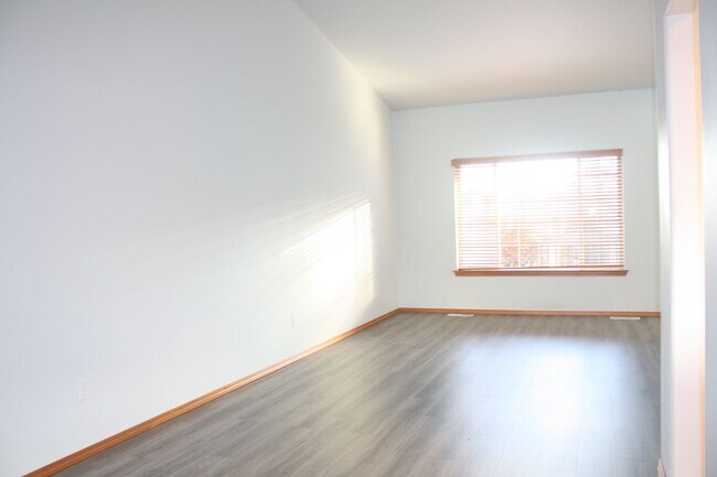 Building Photo - 3 bdrm, 2.5 Bath, 2 car Garage, Gas heat, ...