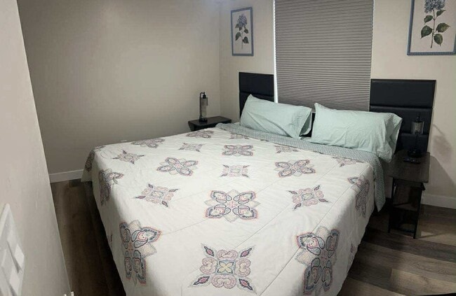 Building Photo - 4762 Voltaire St