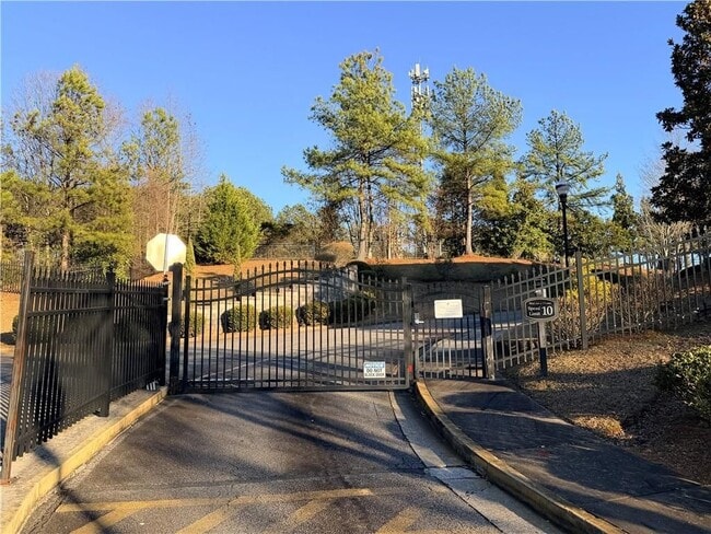 Foto del edificio - 379 Pine Hill Pl