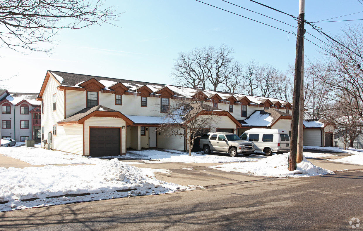 Building Photo - Roosevelt Hill