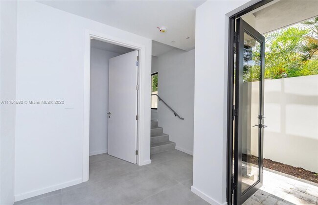Foto del edificio - 3274 Bird Ave