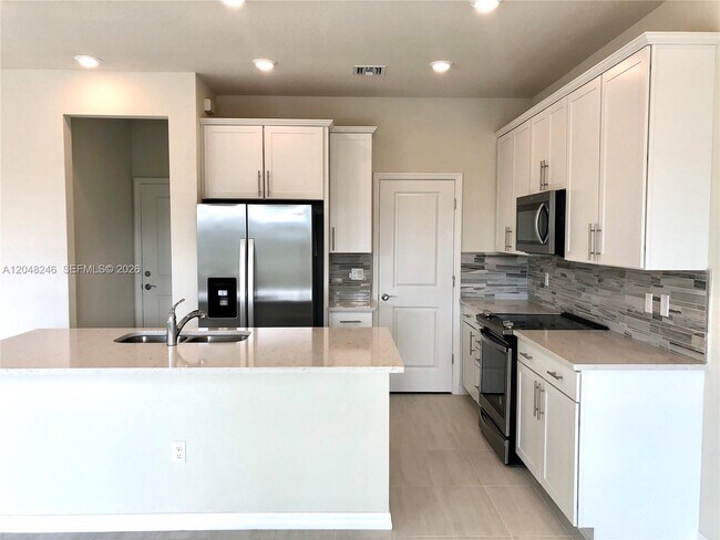Building Photo - 4984 Greenway Dr