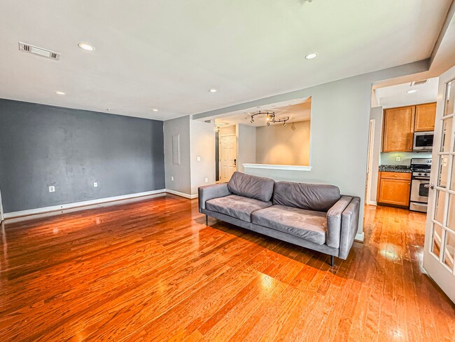 Foto del edificio - Gorgeous 2 Bed 2 Bath Condo With Sunroom I...