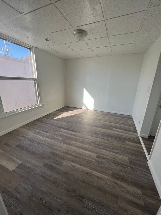 Building Photo - Recently Remodeled 3 bedroom 2 full bath!