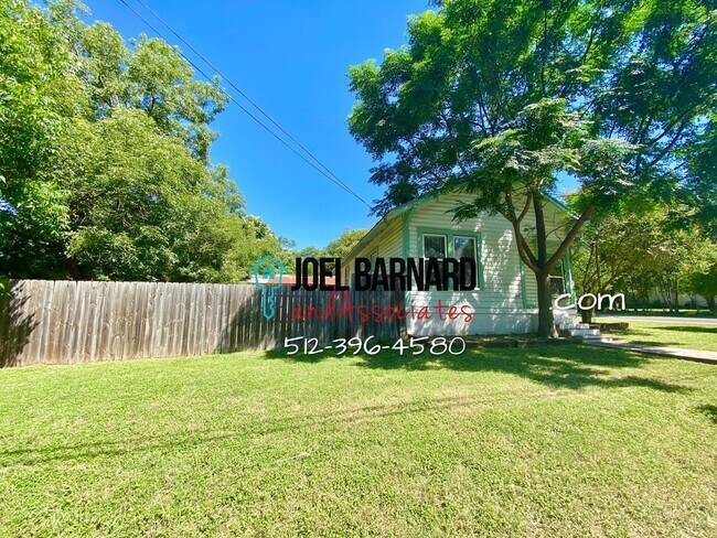 Foto del edificio - Application Pending-Charming 2 bedroom wal...