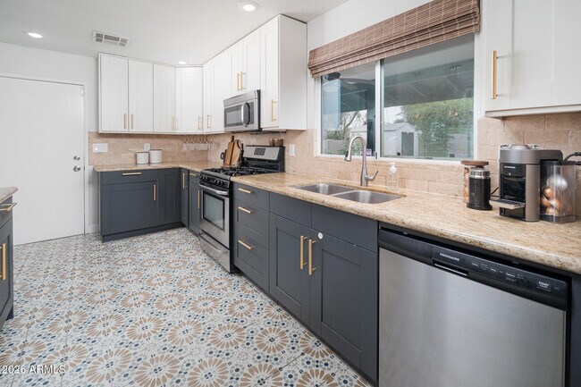 Foto del edificio - 1731 W Highland Ave