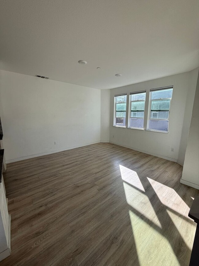 Building Photo - MODERN SMART CONDO IN DESIREABLE COMMUNITY