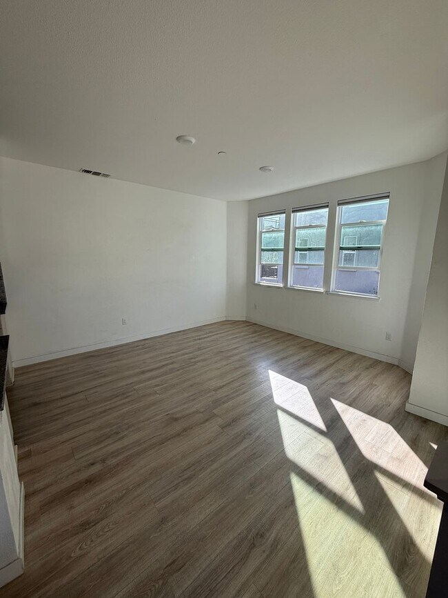 Foto del edificio - MODERN SMART CONDO IN DESIREABLE COMMUNITY