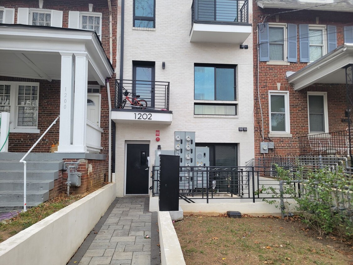 Primary Photo - Stunning 2 BR/2 BA Apartment in 16th Stree...