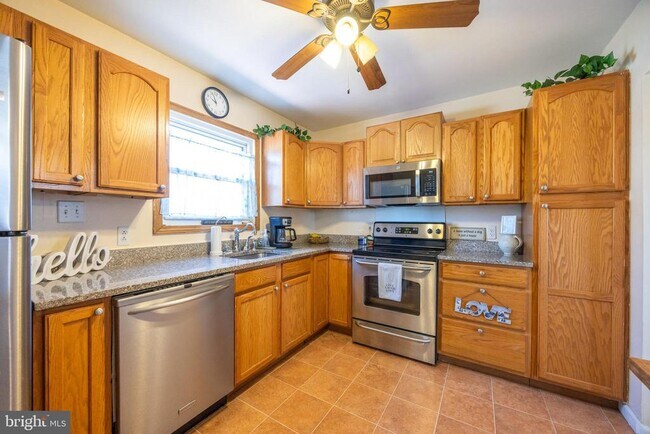 Building Photo - 120 Marta Dr