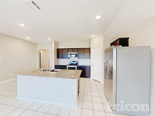 Building Photo - 916 Roland Dr