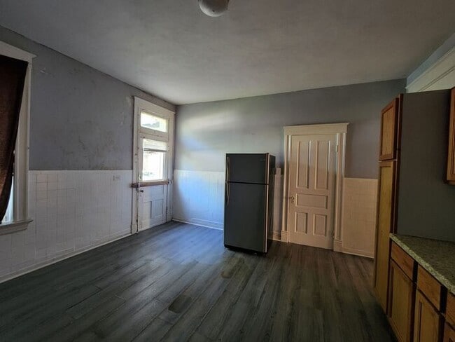 Building Photo - First Floor One Bedroom Apartment in South...