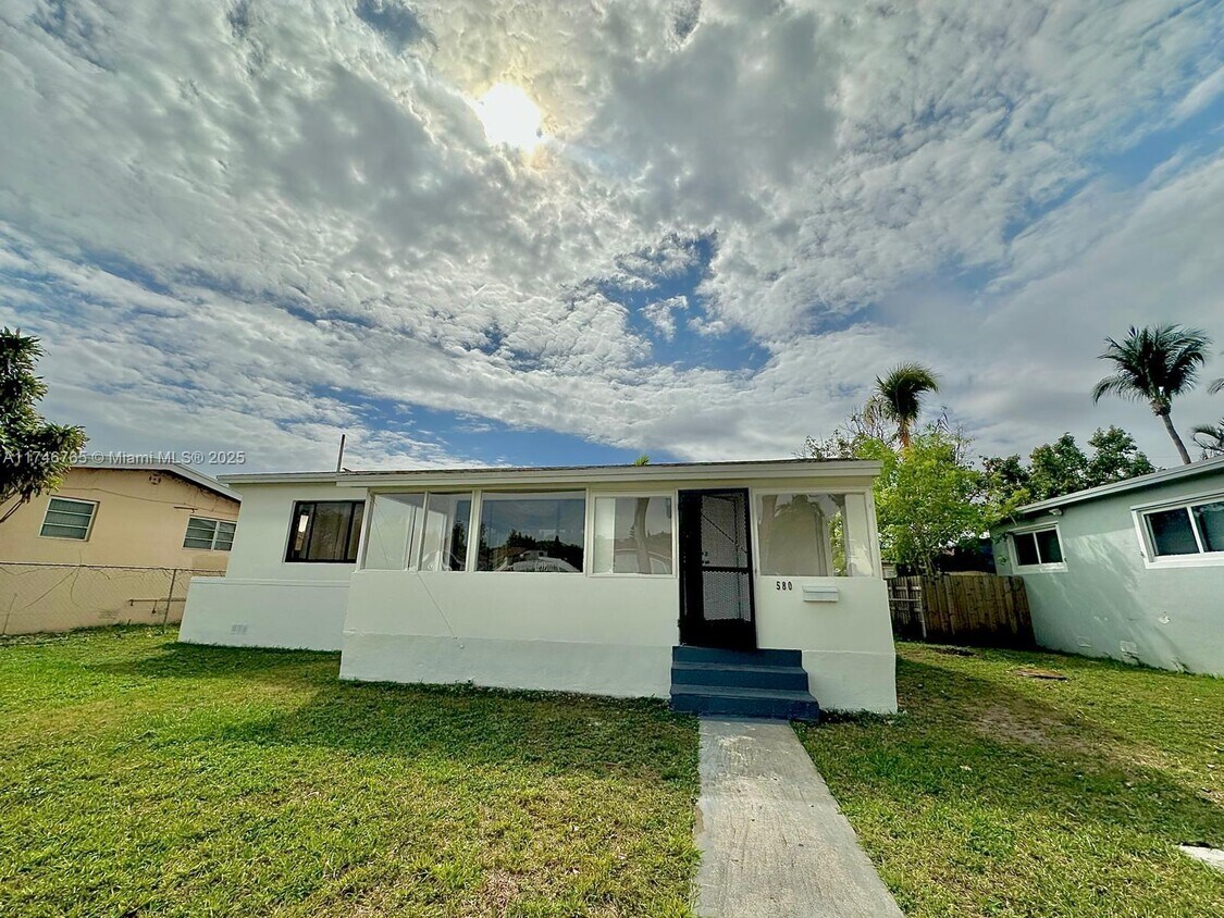 Foto principal - 580 NE 170th St