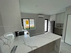 Building Photo - 1050 NE 9th Ave